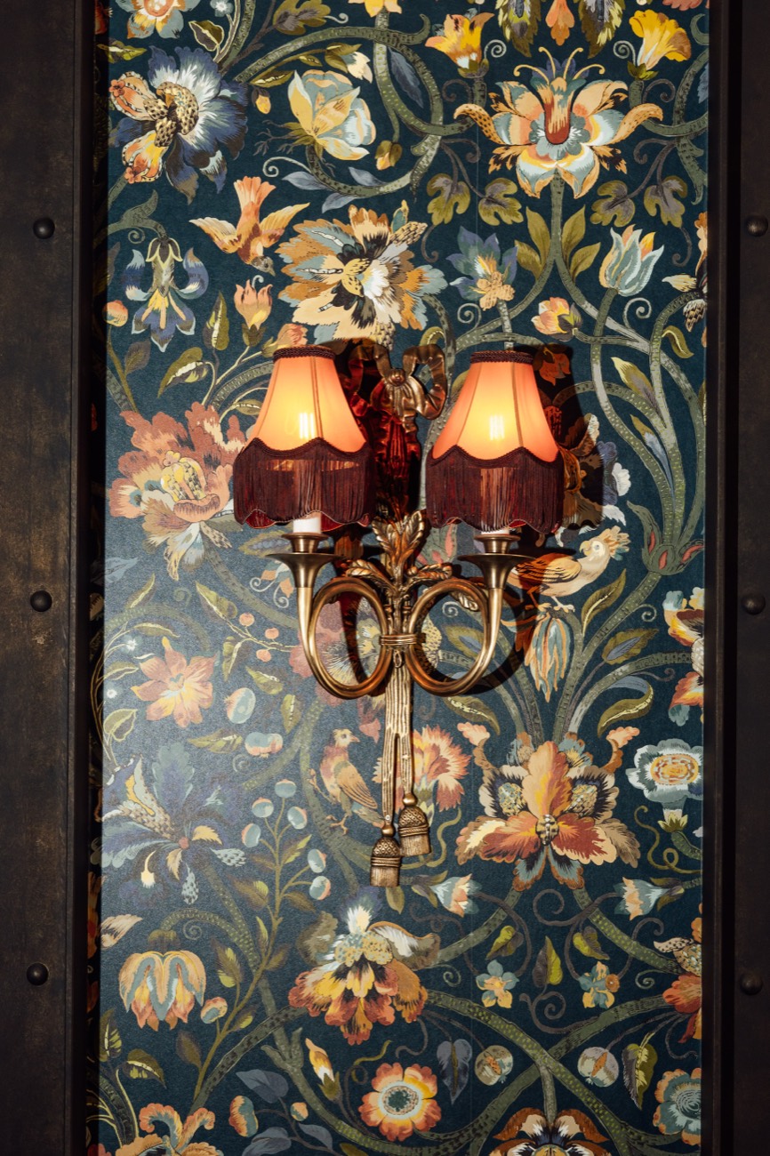 Papier peint fleuri et applique en laiton