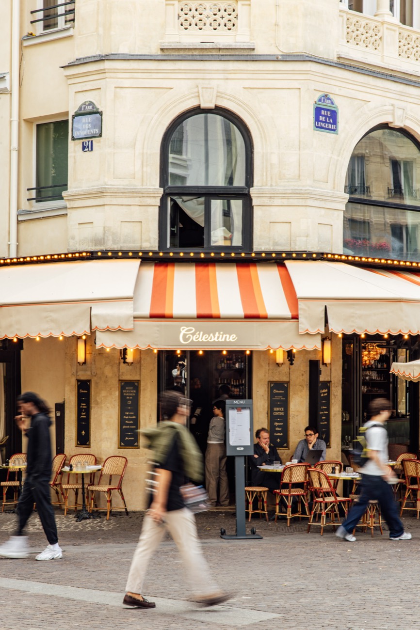 La terrasse et ses stores rayés
