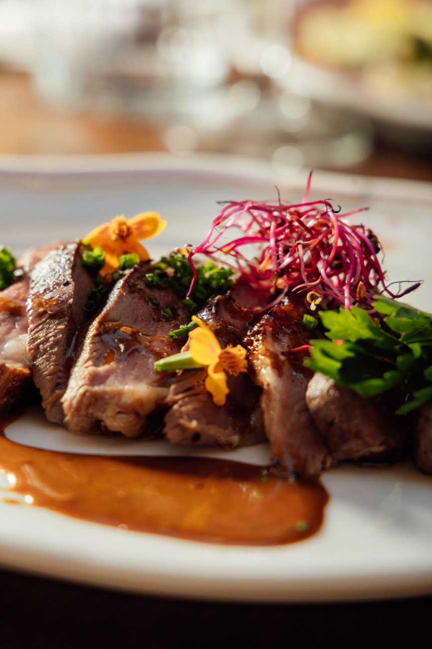 Viande rôtie et chou rouge