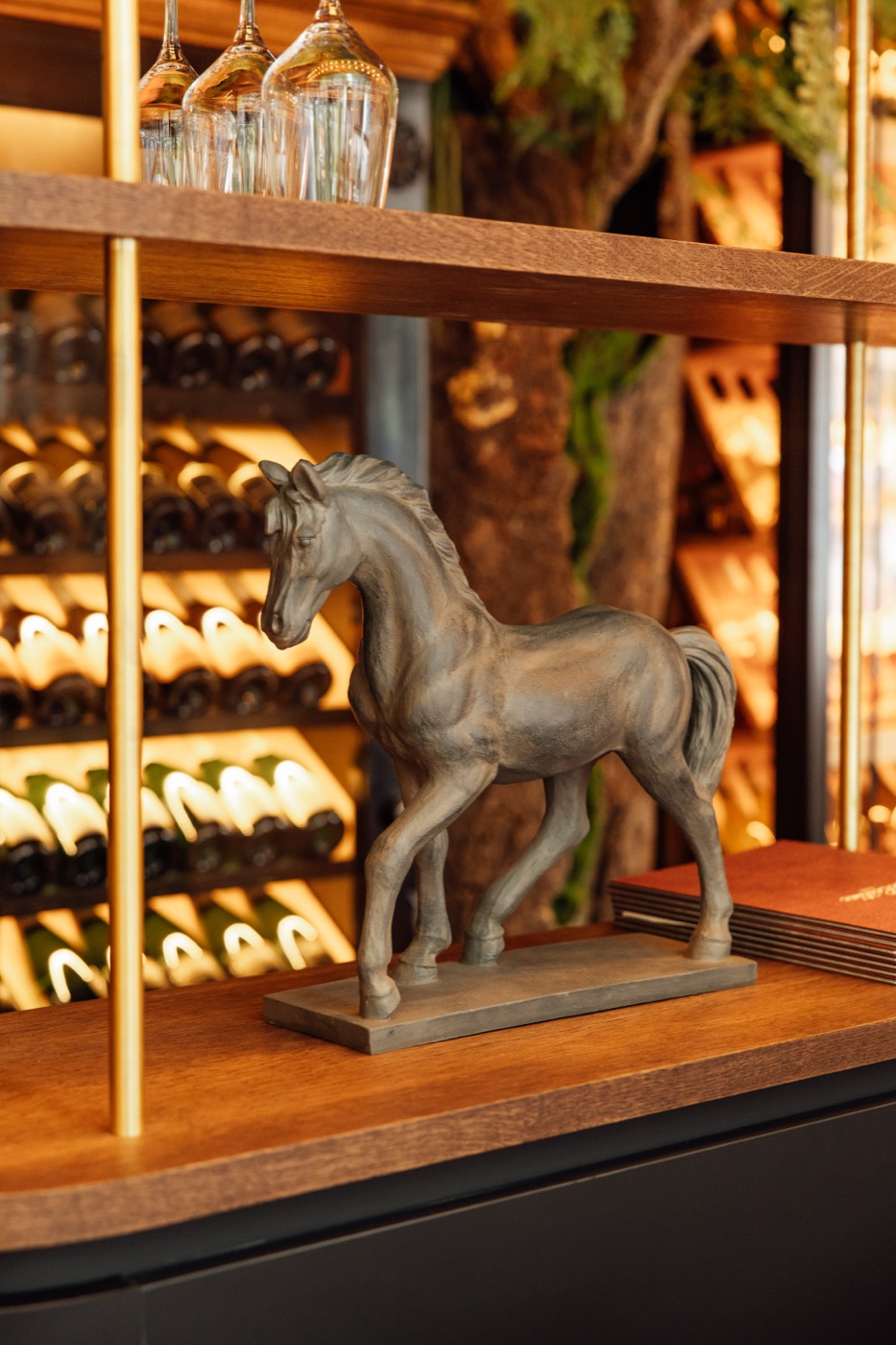 Le cheval de bronze devant le mur à vins